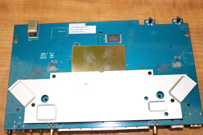 Trasera de la placa base del router ASUS RT-AX88U en detalle