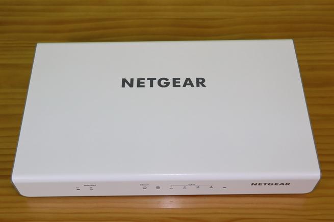 Frontal del router NETGEAR Insight Instant VPN Router BR500 en detalle