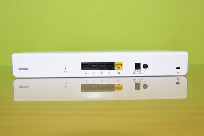 Trasera del router NETGEAR Insight Instant VPN Router BR500 con botones y puertos