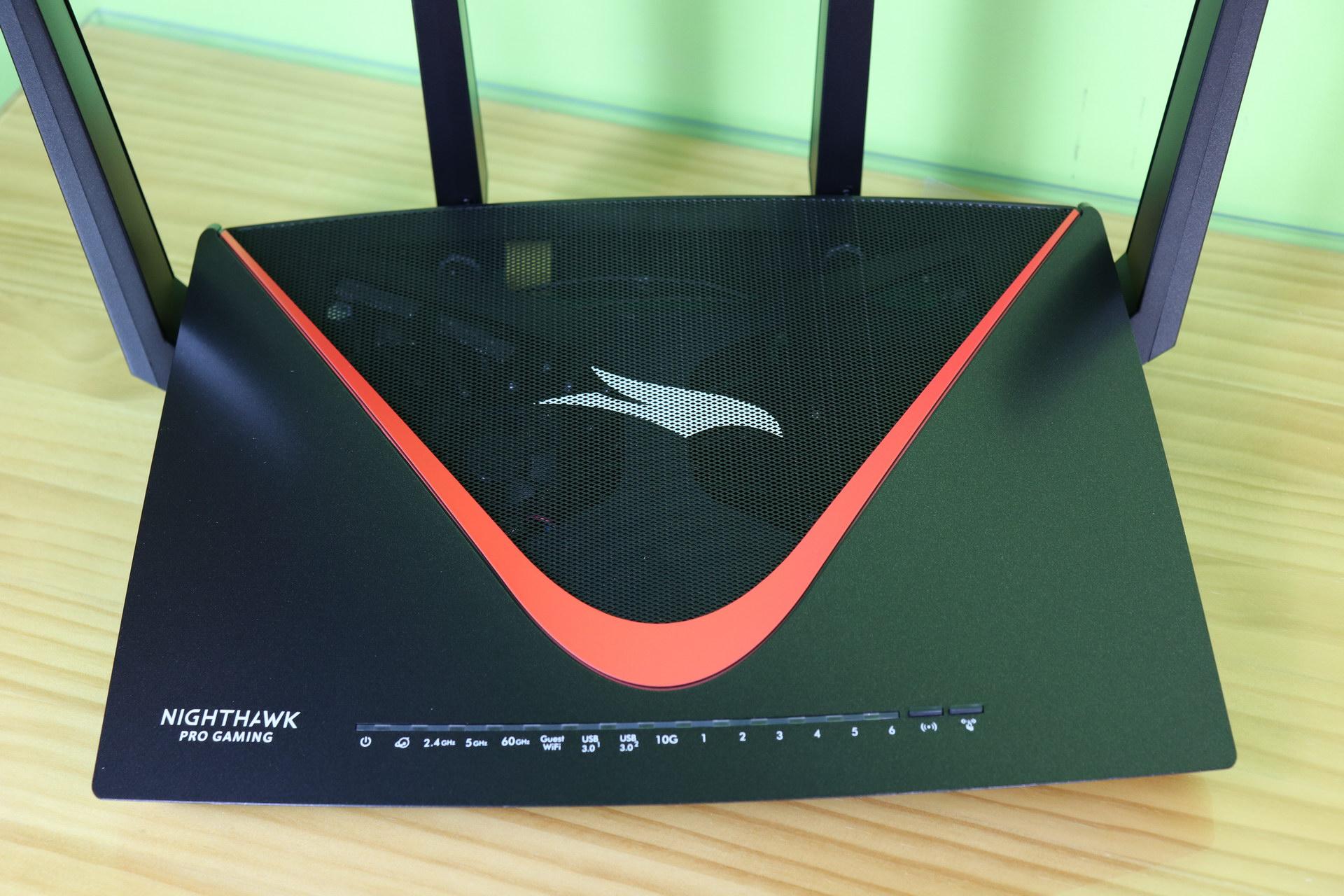 Frontal del router gaming extremo NETGEAR Nighthawk Pro Gaming XR700