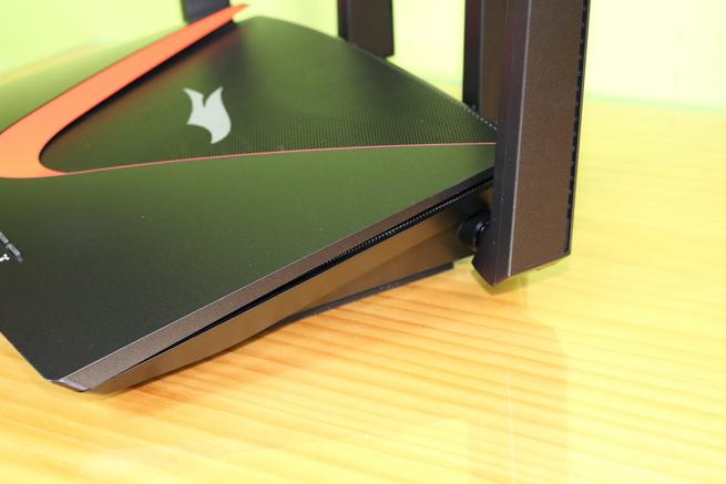 Lateral derecho del router gaming NETGEAR Nighthawk Pro Gaming XR700 en detalle