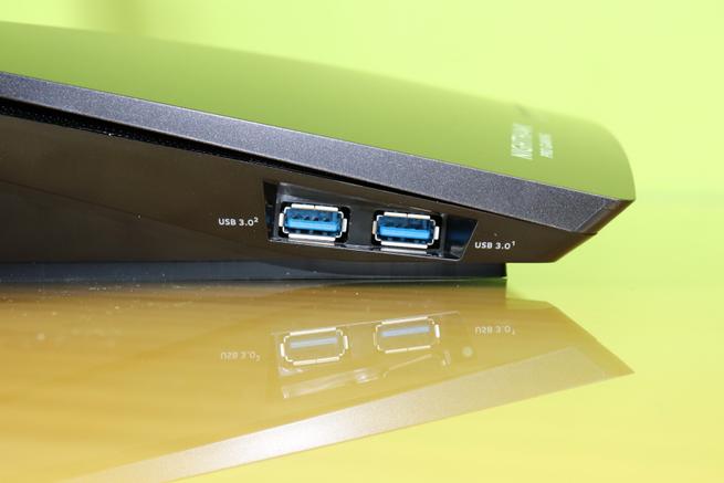 USB 3.0 de alto rendimiento en el lateral del router NETGEAR Nighthawk Pro Gaming XR700
