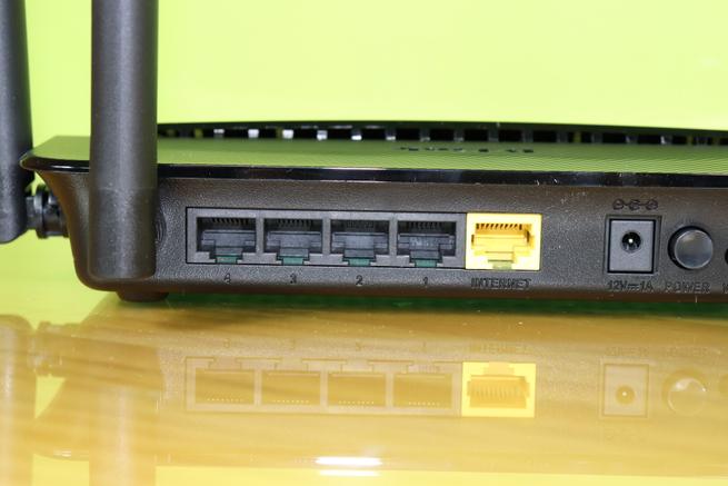 Puertos Gigabit Ethernet del router neutro D-Link DIR-842