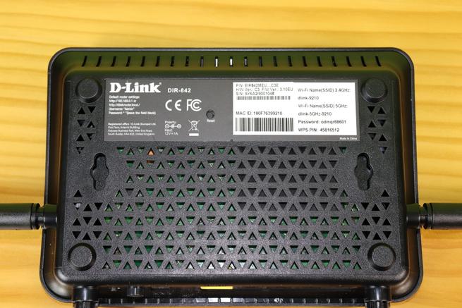 Router neutro D-Link DIR-842 en su parte inferior con pegatina y datos