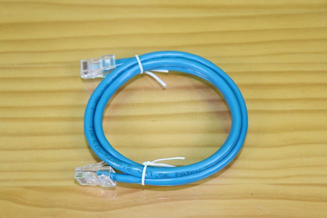 Cable de red Cat5e del router D-Link DIR-842 en detalle