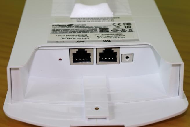 Puertos Gigabit Ethernet, RESET y toma de tierra del AP profesional Edimax OAP1300