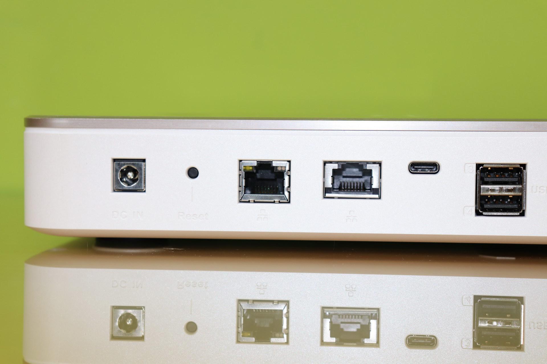 Puertos Ethernet en detalle del servidor NAS QNAP HS-453DX
