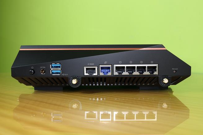 Conexiones cableadas del router gaming ASUS ROG Rapture GT-AX11000 en detalle