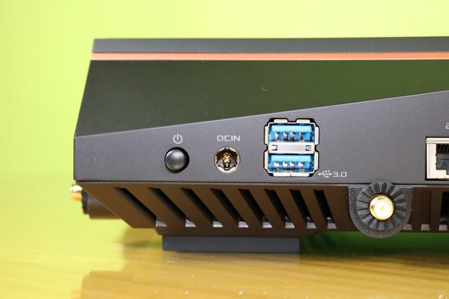 Botón de encendido, conector y USB 3.0 del router gaming ASUS ROG Rapture GT-AX11000