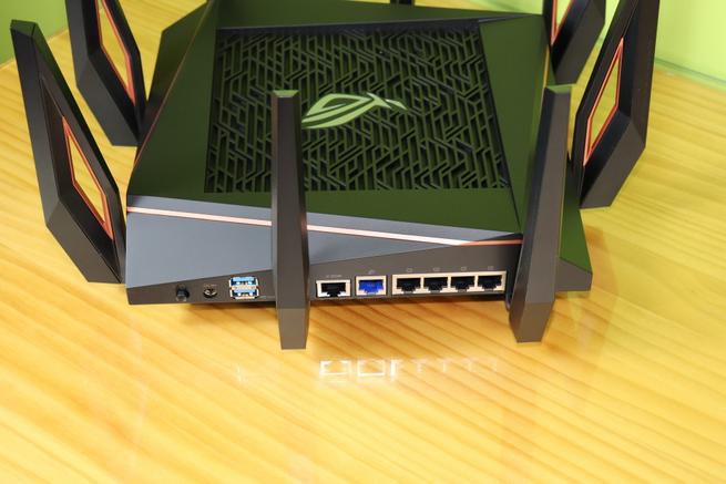 Vista del router gaming ASUS ROG Rapture GT-AX11000 con las 8 antenas externas