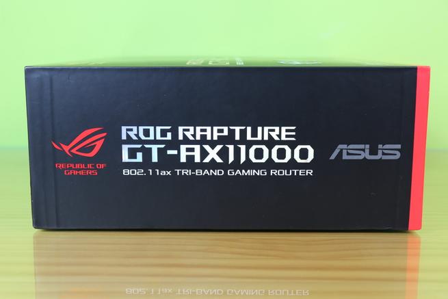 Lateral izquierdo de la caja del router gaming ASUS ROG Rapture GT-AX11000