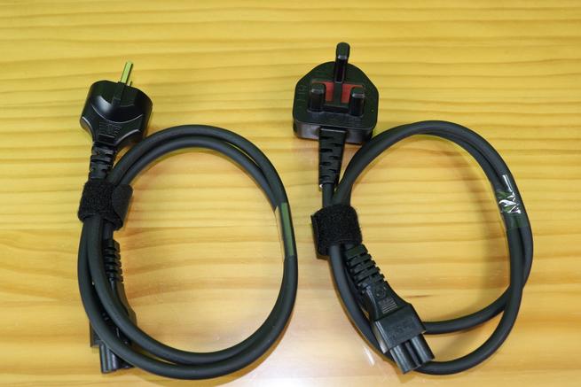 Cables de alimentación con conector EU y UK del ASUS Lyra Voice