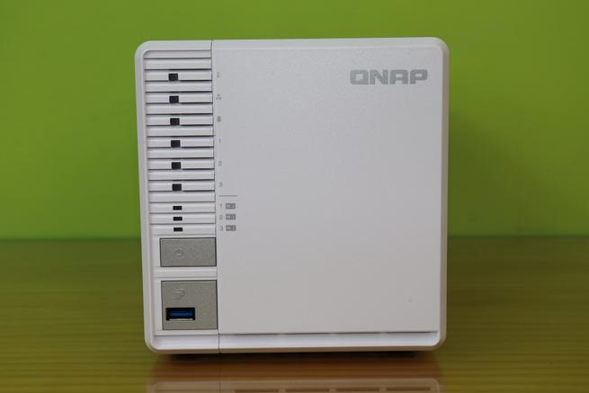 LEDs de estado, botón de encendido y puerto USB 3.0 del servidor NAS QNAP TS-332X