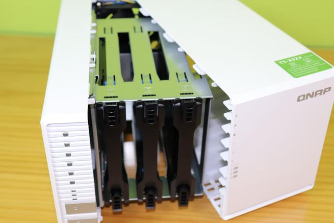 Bahías internas del servidor NAS QNAP TS-332X para alojar discos duros