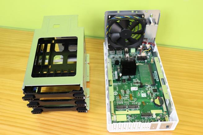 Acceso a los puertos M.2 SATA para instalar SSD en el NAS QNAP TS-332X
