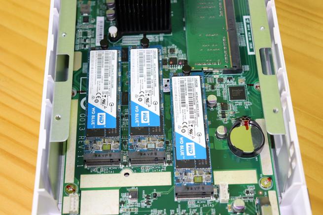 Los 3 SSD WD Blue instalados en el NAS QNAP TS-332X