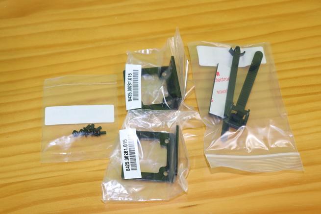 Soportes para rack y tornillería del switch L3 D-Link DGS-3130-30TS