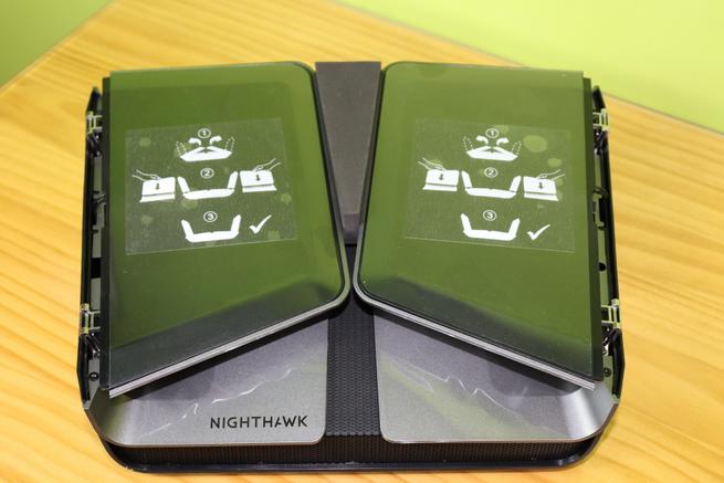 Detalle del router neutro NETGEAR Nighthawk AX8 RAX80 con las antenas plegadas