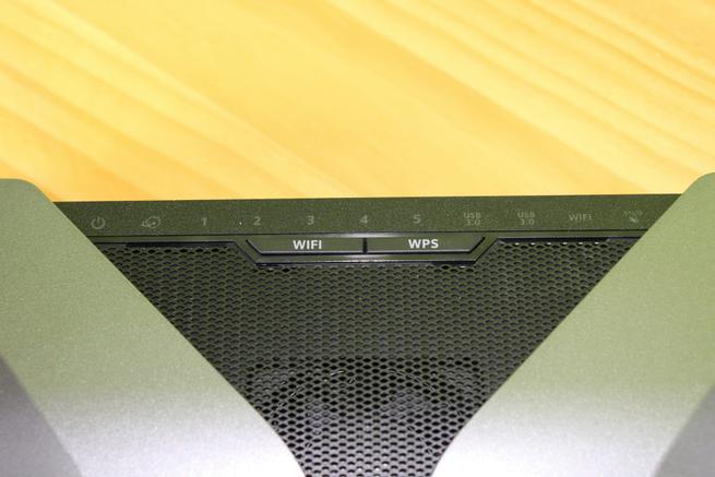 Botones Wi-Fi y WPS del router neutro NETGEAR Nighthawk AX8 RAX80