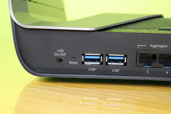 Puertos USB 3.0 traseros del router neutro NETGEAR Nighthawk AX8 RAX80