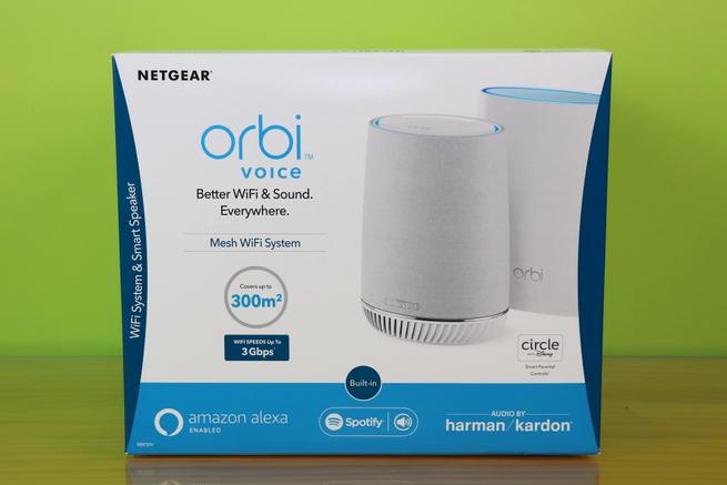 Frontal de la caja del sistema Wi-Fi Mesh NETGEAR Orbi Voice RBK50V con Amazon Alexa