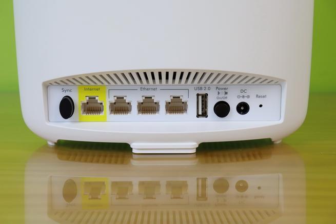 Puertos Gigabit Ethernet, botones y alimentación del router NETGEAR Orbi RBR50