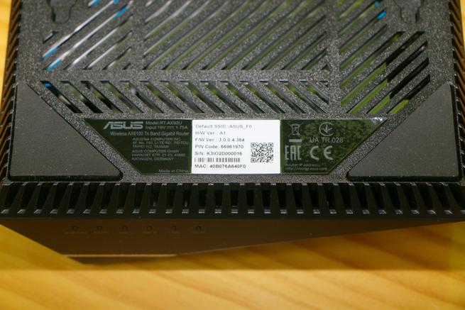 Pegatina del router ASUS RT-AX92U en detalle