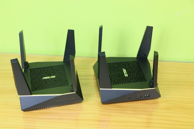 Routers ASUS RT-AX92U que forman el sistema Wi-Fi AiMesh