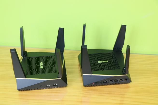 Routers ASUS RT-AX92U que forman el sistema Wi-Fi AiMesh
