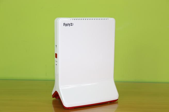 Lateral derecho del repetidor Wi-Fi FRITZ!Repeater 3000 en detalle