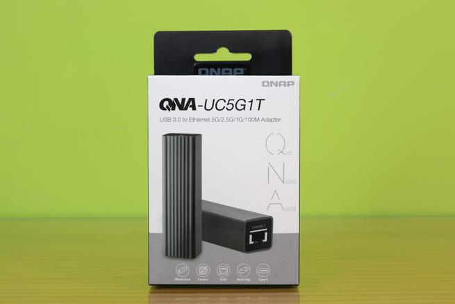 Frontal de la caja del adaptador USB 3.0 a puerto 5GbE QNAP QNA-UC5G1T