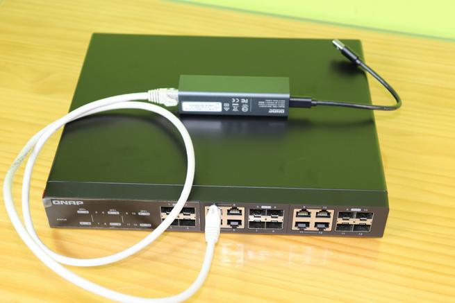 Vista del switch 10G de QNAP y el adaptador USB 3.0 a puerto 5GbE QNAP QNA-UC5G1T