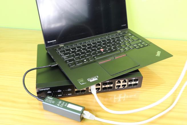Ultrabook con el adaptador USB 3.0 a puerto 5GbE QNAP QNA-UC5G1T para conseguir 5Gbps de velocidad