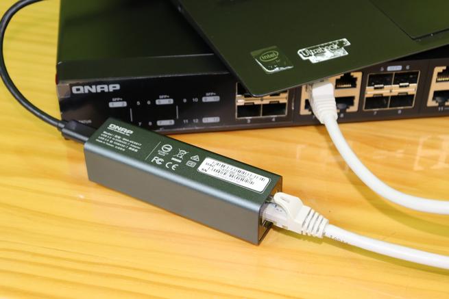 Detalle del adaptador USB 3.0 a puerto 5GbE QNAP QNA-UC5G1T