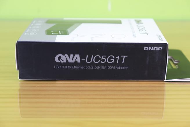 Lateral derecho de la caja del adaptador USB 3.0 a puerto 5GbE QNAP QNA-UC5G1T en detalle