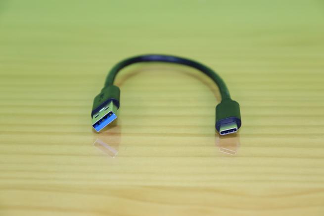 Vista del cable USB 3.0 tipo C a USB tipo A del adaptador USB 3.0 a puerto 5GbE QNAP QNA-UC5G1T