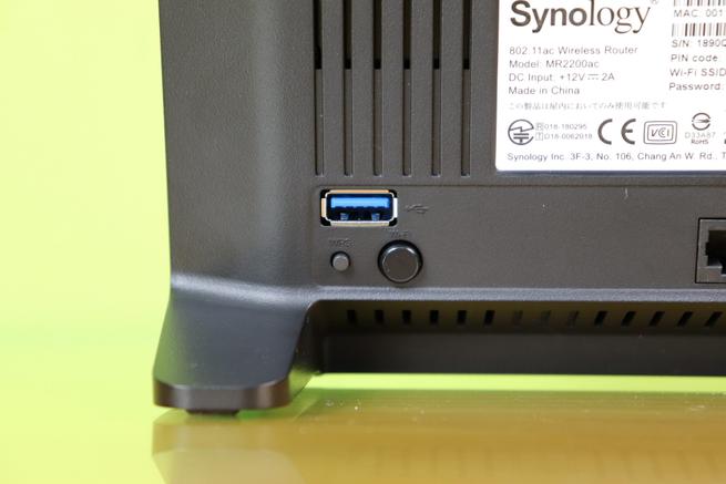 Puerto USB 3.0, WPS y botón Wi-Fi del router Mesh Synology MR2200ac en detalle