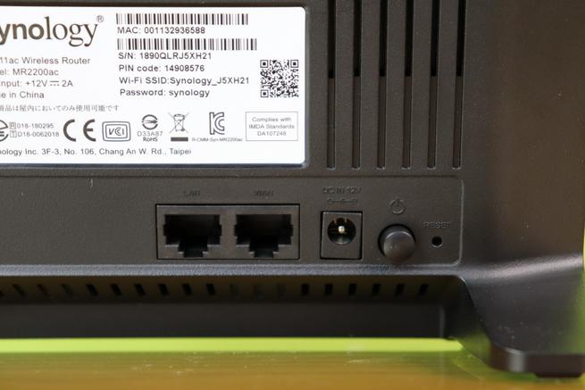 Puertos Gigabit Ethernet para la WAN y LAN en el router Mesh Synology MR2200ac