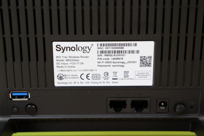 Pegatina del router Mesh Synology MR2200ac con datos de conexión Wi-Fi
