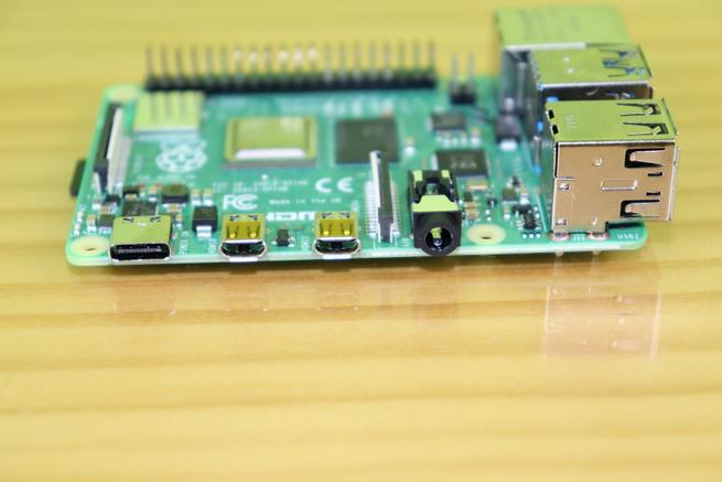 Puerto USB tipo C de alimentación, 2 micro HDMI y jack 3,5mm de la Raspberry Pi 4