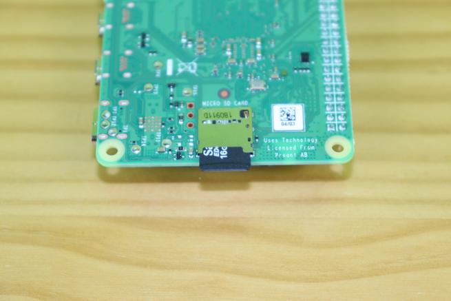 Slot micro SD de la Raspberry Pi 4 en detalle