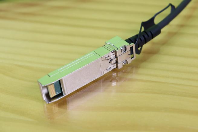 Conector SFP+ del cable DAC D-Link DEM-CB300S en detalle