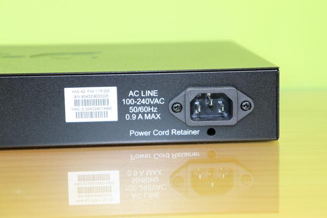 Conector de alimentación del switch 10G D-Link DXS-1210-10TS en detalle