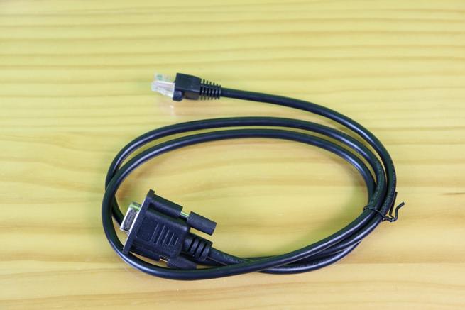 Cable de consola del switch 10G D-Link DXS-1210-10TS en detalle
