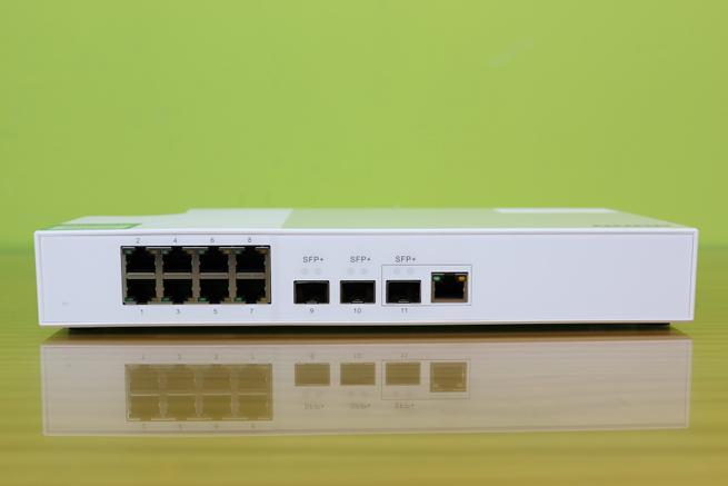 Frontal del switch 10G QNAP QSW-308-1C en detalle