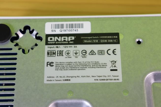 Zona inferior del switch 10G QNAP QSW-308-1C en detalle