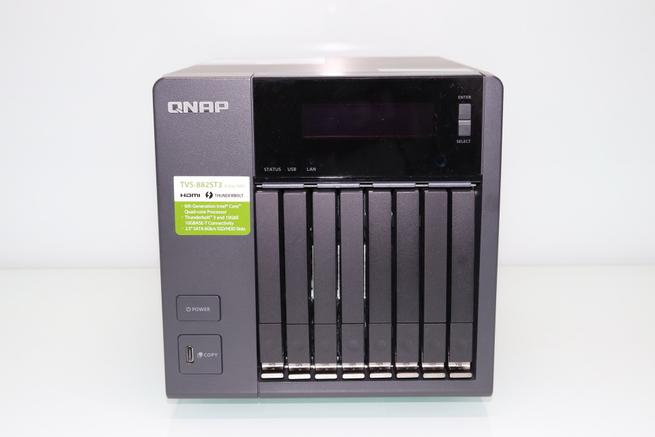 Frontal del servidor NAS QNAP TVS-882ST3