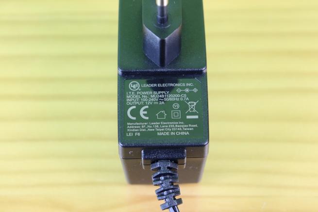Detalles del transformador de corriente del router ASUS RT-AX56U