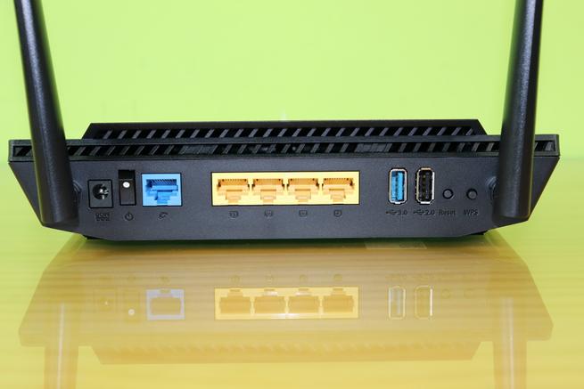 Puertos Gigabit, USB y botones del router Wi-Fi ASUS RT-AX56U