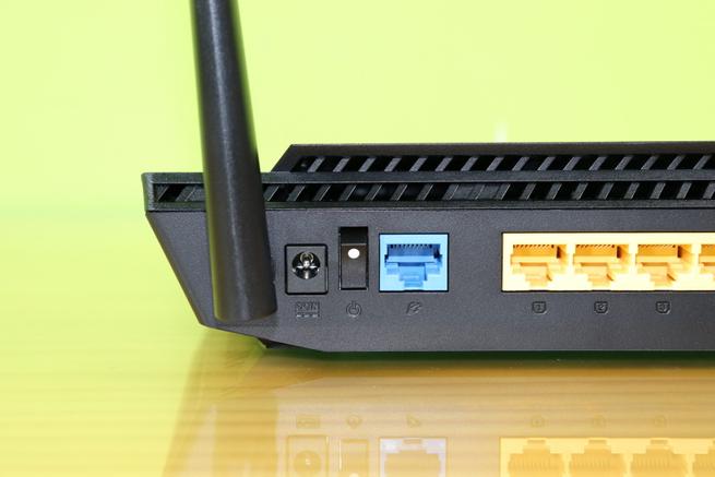 Conector de alimentación, botón de encendido y puerto WAN del router ASUS RT-AX56U